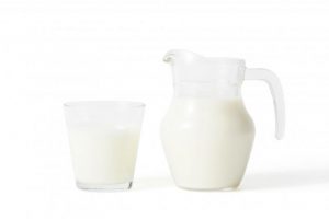 【痛風の予防食】尿酸値を下げるには低脂肪の牛乳かヨーグルトがおすすめ