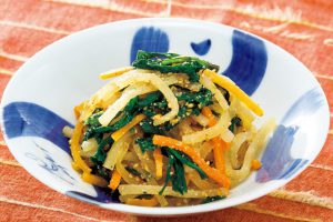 大根に含まれる「アミラーゼ」で胃腸に癒しを！蒸し野菜のゴマ和え（胃もたれに悩む方に）