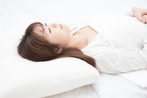 睡眠時無呼吸症候群の対策｜枕の高さも重要で、気道を圧迫しない手作り「フラット枕」がおすすめ