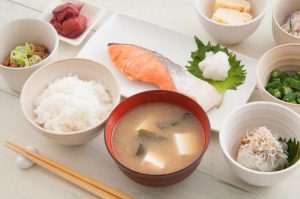 【糖尿病の食事療法】糖質制限vsカロリー制限、どっちが優位？【食べていい食品の早見表つき】