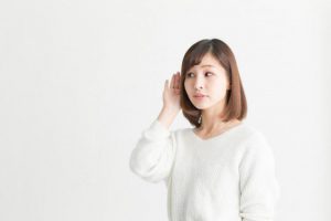 自分の声や息をする音が響く人は【耳管開放症】かもしれません