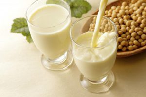 専門家推奨の【骨粗鬆症の予防ドリンク】。豆乳にオリゴ糖を加えると骨密度の低下を防ぐ？