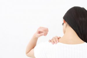 頸椎椎間板ヘルニアによる【手のしびれ】が整形外科医推奨の体操「うなじ伸ばし」で見事改善