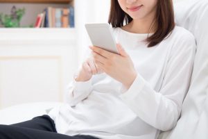 股関節痛の人が「立ち上がる」「座る」とき痛みを防ぐコツ【曲げる角度を90度以下に】