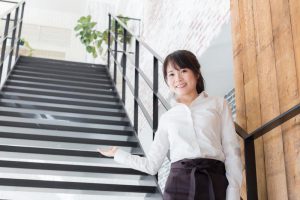 【股関節痛が和らぐ階段昇降】昇るとき痛みのない足から。降りるとき痛む足から