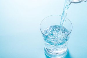 脱水は腎機能低下を招く重大原因？水分補給の適切な量とタイミングを指南