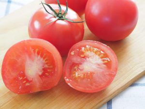 シミ対策に役立てたい！【冷凍トマト】は油といっしょに調理し、ビタミンEもとろう