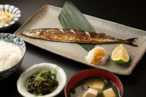 魚をよく食べる人は心臓病や脳卒中の割合が低いことが判明（大学教授が解説）