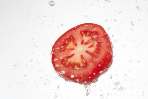 シミ対策には【冷凍トマト】を。美肌成分の吸収が高まる⁉︎