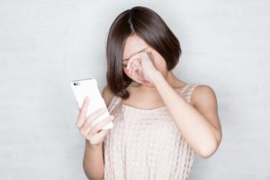 視界がぼやける、かすむ【スマホ老眼】が20代30代に激増。40代以上は本格的な老眼や白内障の発症を早める