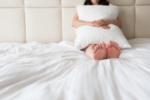 【専門医解説】股関節痛の人は眠るとき【ひざ下枕】を。寝られないほどの痛みも引く